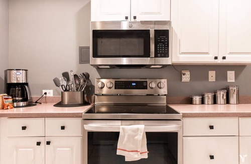 Downtown Atlanta Apartment | P/8G Remodel 2BR/2BA downtown ATL- Parking & Balcony