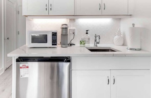 Palm Beach Apartment | Palm Beach Chic Studio-kitchenette,pool,fast WiFi,Valet parking,walk to beach