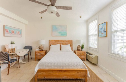 Palm Beach Condo | Palm Beach Island Pool Studio 3 Blocks to Beach!