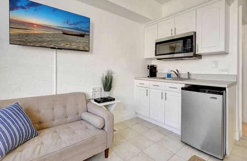 Palm Beach Condo | Palm Beach Island Pool Studio 3 Blocks to Beach!