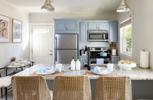 Villa Heights Villa | Palm Blue inspired 2Br Home Near NoDa & Uptown + Quiet Area and Sleeps 4