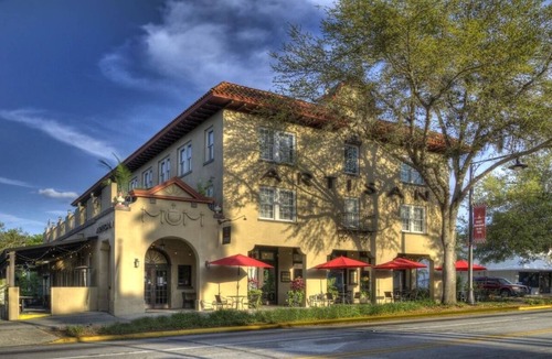DeLand Hotel | Palm Suite @ Artisan Downtown enjoy the Artisan Experience