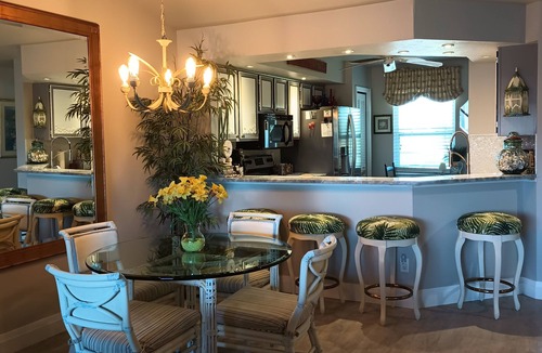 Crown Pointe Condo | PALM TREE PARADISE