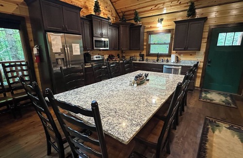 Sevierville Cabin | Papa Bear’s Retreat, Cedar Falls, 2 BD, 3 BA, Queen Bunk Bed in loft, Fireplaces