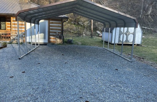 Bryson City House | Papaws Creekside Cabin is Handicap accessible. Starlink Internet