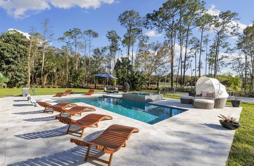 Naples House | Paradise Escape: Luxe Pool 7BR Villa -10 Min to Beach & DT - 3900ft2 -PickelBall