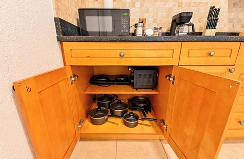 Limona Improvement Apartment | Paradise in Brandon with luxurious 6 person jacuzzi.