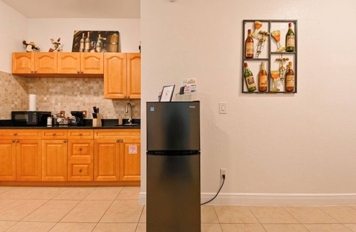 Limona Improvement Apartment | Paradise in Brandon with luxurious 6 person jacuzzi.
