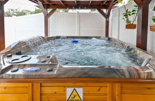 Limona Improvement House | Paradise in Brandon with luxurious 6 person Spa