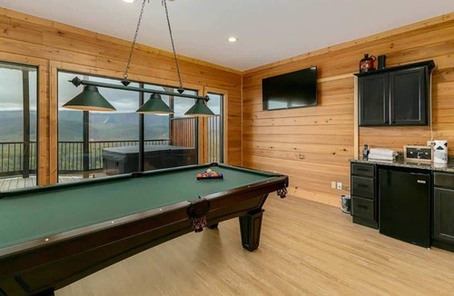 Chalet Village North Cabin | Paradise Peake PoolTable | HotTub | Epic View
