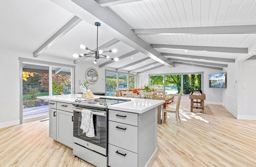 Jacksonville House | Park like setting on the Applegate River great for wine tasting & family reunion