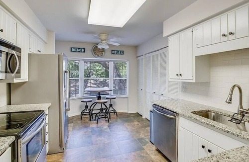 Indian River Shores Condo | Park Shores Seasonal Rental 2-BR condo in charming Indian River Shores