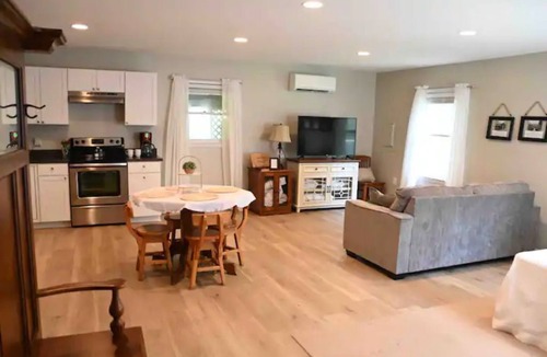 Roebuck Apartment | Patriot Point B, an inviting studio apartment