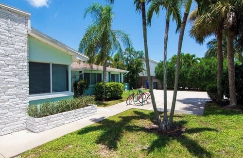 Central Beach House | Peaceful 2-bedroom Bungalow with AC in Sunny Vero Beach Steps to the Ocean