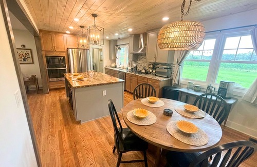 Hubert House | Peaceful 3BR Country Retreat w/Fire Pit 20 Min to Beach