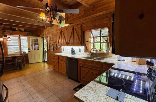 Monroe Cabin | Peaceful Cabin Retreat – Perfect for Families & Friends