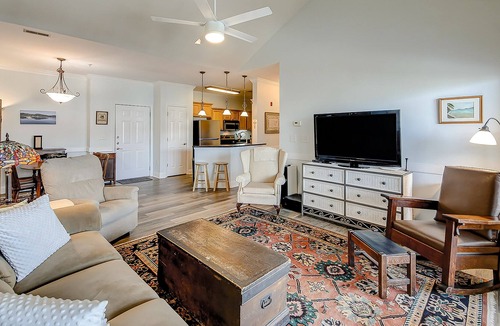 Charleston Condo | Peaceful condo with pool, W/D, balcony, TV, deck, & kitchen - close to beach