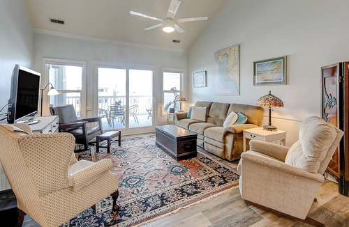 Charleston Condo | Peaceful condo with pool, W/D, balcony, TV, deck, & kitchen - close to beach