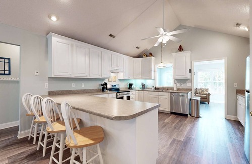 Edisto Island House | Peaceful home close to the beach with EV Charger, screened-in porch, large yard