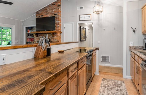 Lake Toxaway House | Peaceful Ivy Ridge - w/waterfalls, hikes + hot tub!