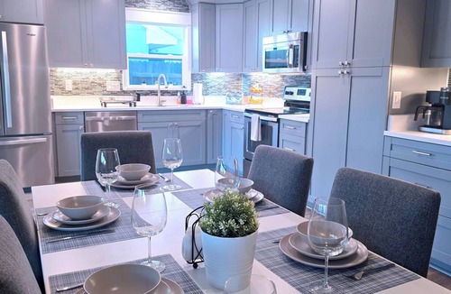 Riverview House | Peaceful Poolside Lake Home 15 Mins to Tampa