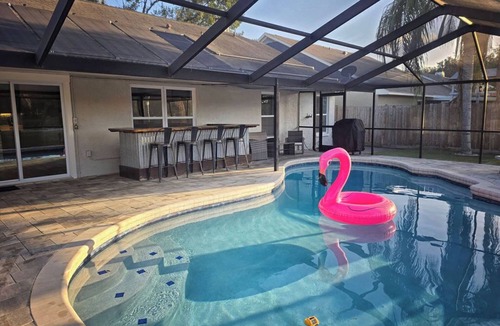 Riverview House | Peaceful Poolside Lake Home 15 Mins to Tampa