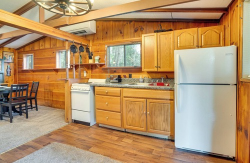 Warne Cottage | Peaceful Warne Cabin: Fenced Yard & Screened Porch