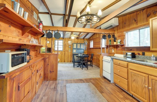 Warne Cottage | Peaceful Warne Cabin: Fenced Yard & Screened Porch