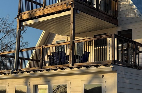 Ashley Oaks Cabin | Perfect 1-Loft cabin on Lake Melton, close to UT