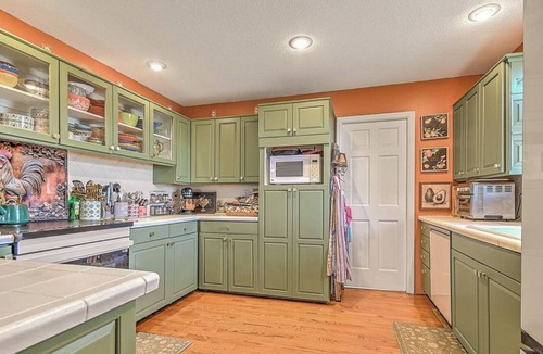 Greeneville House | Perfect 6-bedroom house with pool and hot tub in gorgeous Greeneville