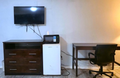 Cleveland Hotel | Perfect Budget Room for Solo Trips, Near Museum Center at 5ive Points 1.6 miles