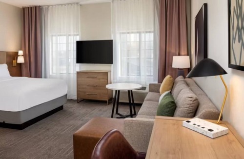 West Bloomington Hotel | Perfect Business Traveler Room with Complimentary Breakfast