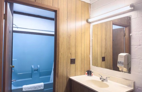 Spencer Hotel | Perfect Family Escape | Stay Near Buck Knob Peak & Scenic Views | 4 Units