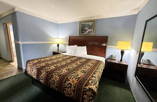 Ridgeway Hotel | Perfect for Couples Exploring Ridgeway | Seasonal Outdoor Pool & Free Parking