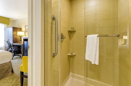 Florida Central Atlantic Coast Hotel | Perfect for Your Next Getaway! Close to Best Restaurants! Free Parking, Pool