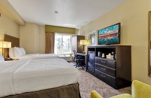 Florida Central Atlantic Coast Hotel | Perfect for Your Next Getaway! Close to Best Restaurants! Free Parking, Pool