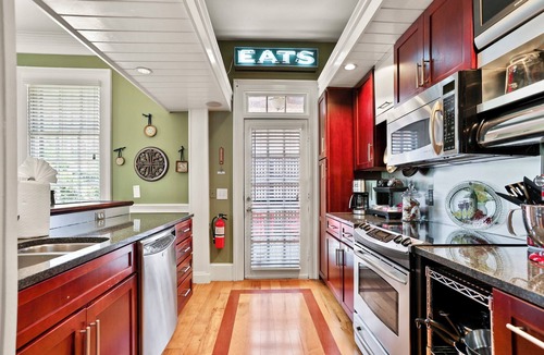 Historic District - North House | Perfect Location-Parker House-King Beds-Warren Sqr-Courtyard-Parking