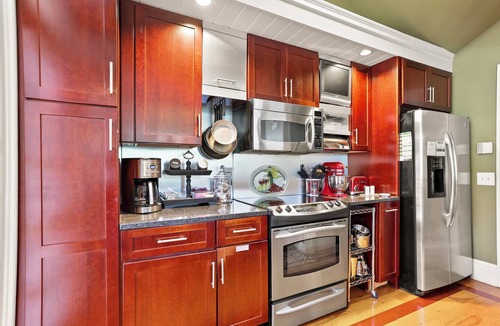 Historic District - North House | Perfect Location-Parker House-King Beds-Warren Sqr-Courtyard-Parking
