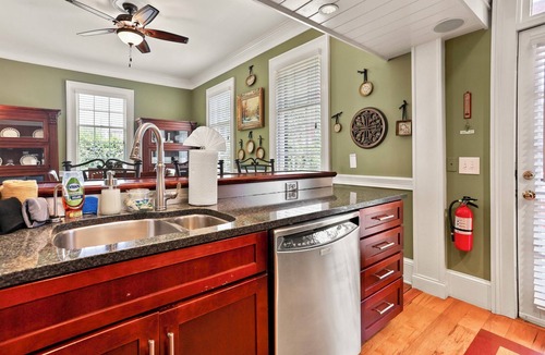 Historic District - North House | Perfect Location-Parker House-King Beds-Warren Sqr-Courtyard-Parking
