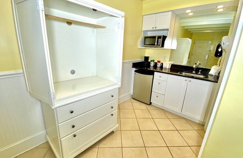 Atlantic Beach Hotel | Pet-friendly, 3 Blocks to Beach, Pool, #201
