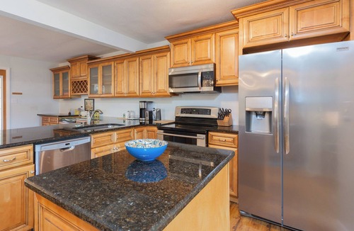 Savannah House | Pet-Friendly 3BR Home w/Stocked Kitchen, Large Yard & Laundry – Sleeps 6