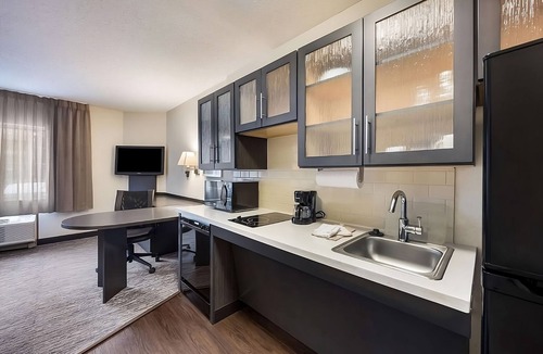 North Arlington Apartment | Pet-friendly Accommodation Near Hurricane Harbor Arlington! Parking!