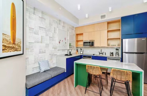 Bay Lake Hotel | Pet-friendly Accommodation in Orlando! Onsite Parking, Pool and Free Breakfast!