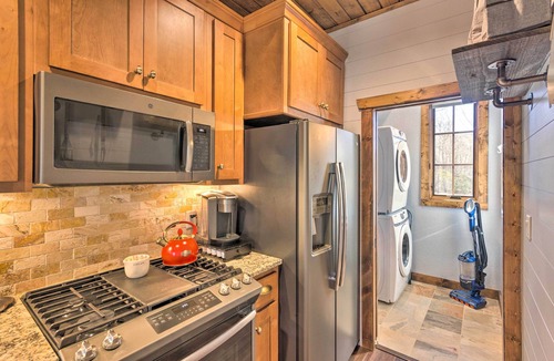 Tuckasegee Cabin | Pet-Friendly Cabin w/Mtn Views in Chinquapin!