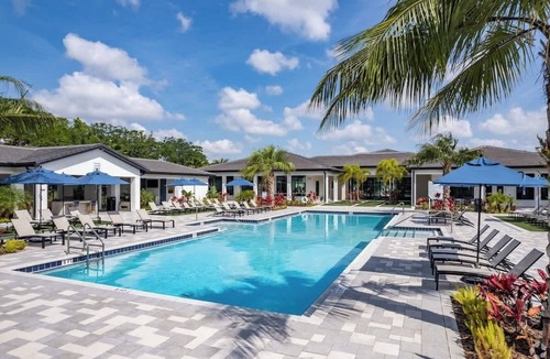 Southeast Orlando Apartment | Pet-Friendly King condo | Pool, Gym, near Parks