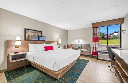 Statesville Hotel | Pet-friendly King Room | Close to Carolina Balloon Fest Grounds – 3 Mi Away
