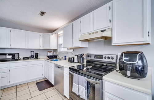 Ashley Oaks House | Pet-Friendly Knoxville Retreat w/Deck + Gas Grill