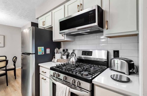 Cuyahoga Falls House | Pet-Friendly Ranch | Patio | Near CVNP | Sleeps 6