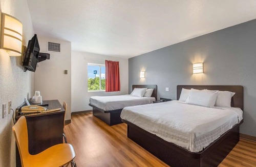 Knoxville Hotel | Pet-Friendly Room Ideal for Travel w/Furry Companions – Great Value