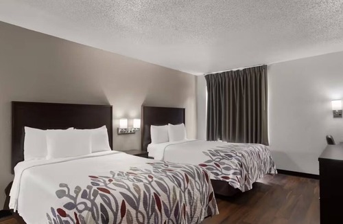 Pooler Hotel | Pet Friendly Room Near Crosswinds Golf Club - 1.1 miles | Free Parking
